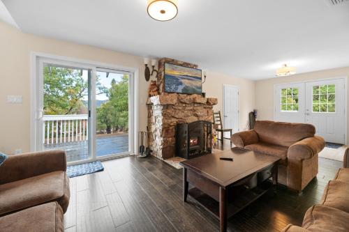 Hibernation Haven - Walking Distance to The Village and the lake! in Big Bear Lake, USA