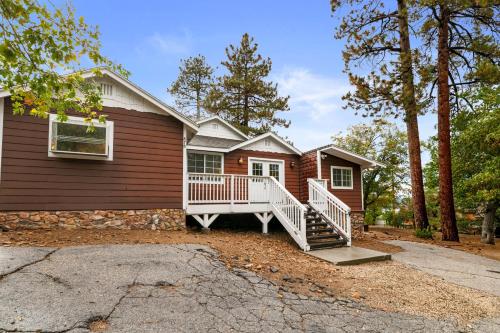 Hibernation Haven - Walking Distance to The Village and the lake! in Big Bear Lake, USA