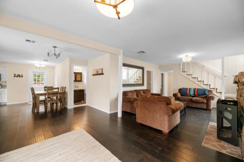 Hibernation Haven - Walking Distance to The Village and the lake! in Big Bear Lake, USA