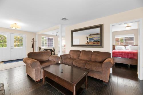 Hibernation Haven - Walking Distance to The Village and the lake! in Big Bear Lake, USA