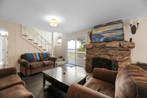 Hibernation Haven - Walking Distance to The Village and the lake! in Big Bear Lake, USA