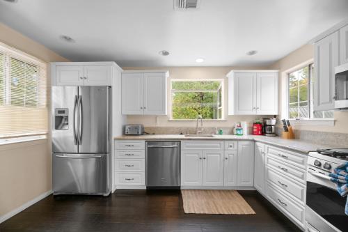 Hibernation Haven - Walking Distance to The Village and the lake! in Big Bear Lake, USA