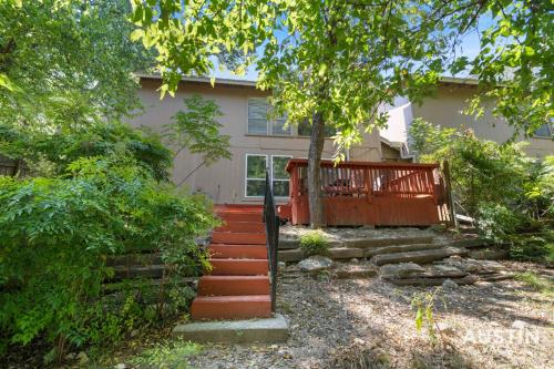 Spacious ATX Apt with Private Deck and All Essentials Spacious ATX Apt with Private Deck and All Essentials