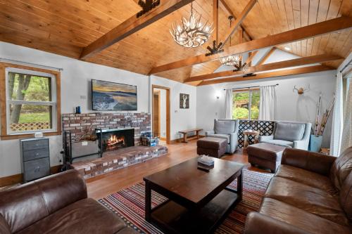 Cozy Cub Cabin - Walking Distance to The Village and the lake! in Big Bear Lake, USA