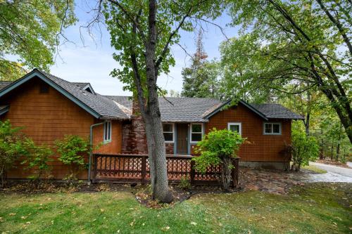 Cozy Cub Cabin - Walking Distance to The Village and the lake! in Big Bear Lake, USA