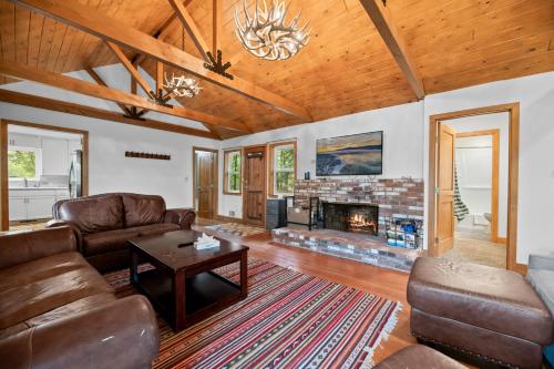 Cozy Cub Cabin - Walking Distance to The Village and the lake! in Big Bear Lake, USA