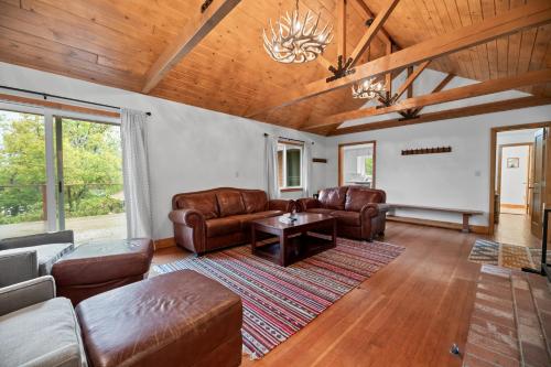 Cozy Cub Cabin - Walking Distance to The Village and the lake! in Big Bear Lake, USA