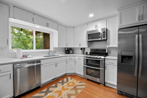 Cozy Cub Cabin - Walking Distance to The Village and the lake! in Big Bear Lake, USA