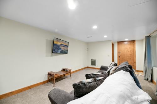 Cozy Cub Cabin - Walking Distance to The Village and the lake! in Big Bear Lake, USA