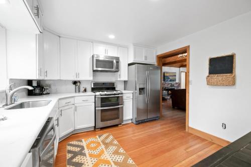 Cozy Cub Cabin - Walking Distance to The Village and the lake! in Big Bear Lake, USA