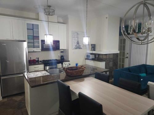 Chic Modern 2BR Yaletown Townhouse - Ultimate Comfort Convenience for a Prime Stays in Vancouver, Canada