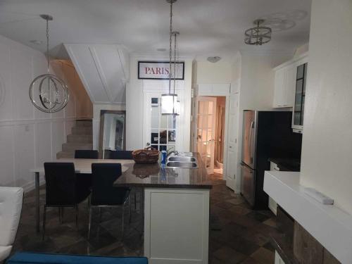 Chic Modern 2BR Yaletown Townhouse - Ultimate Comfort Convenience for a Prime Stays in Vancouver, Canada