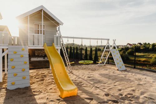 Játszótér, Domek na Kaszubach z jacuzzi i sauną, jezioro, las, Kaszuby, Widokownia Bukowinki (Domek na Kaszubach z jacuzzi i sauna, jezioro, las, Kaszuby, Widokownia Bukowinki) in Chmielno
