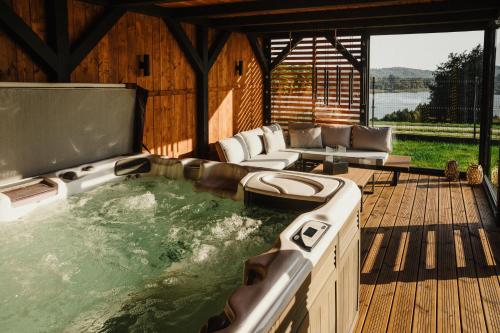 Pezsgőfürdő, Domek na Kaszubach z jacuzzi i sauną, jezioro, las, Kaszuby, Widokownia Bukowinki (Domek na Kaszubach z jacuzzi i sauna, jezioro, las, Kaszuby, Widokownia Bukowinki) in Chmielno