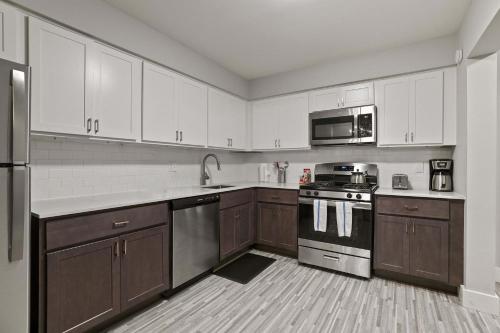 Stylish Two-Bedroom Two-Bathroom in Rochesters Historic District in Rochester Hills, USA