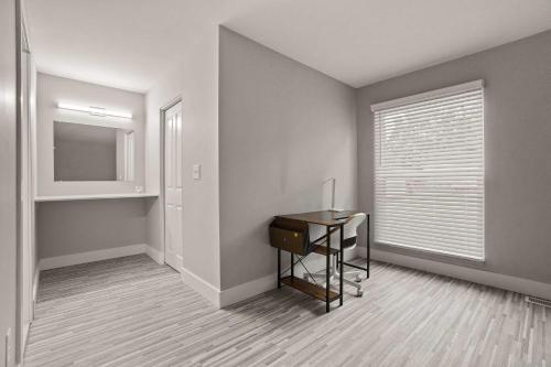 Stylish Two-Bedroom Two-Bathroom in Rochesters Historic District in Rochester Hills, USA