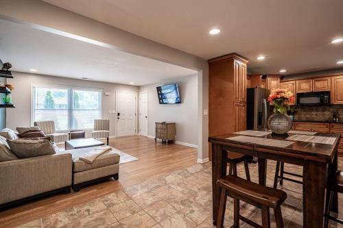 Gorgeous Home,Walk to The Brave,15min to downtown in Смірна (Джорджія)