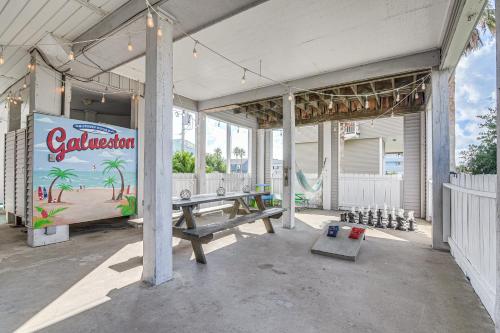 Luxury Galveston Home Walk to Pirates Beach! - image 2