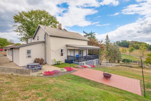 ‘Farmyard Stays’ Dundee Home w/ Scenic Views!