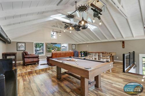 The Highland House - Heated Pool, Lake Elizabeth Dock & Sleeps 23! Perfect for families and groups in Twin Lakes, USA