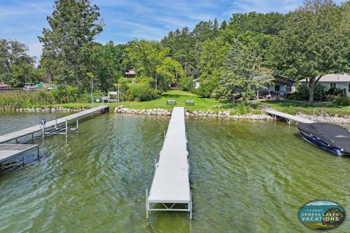 The Highland House - Heated Pool, Lake Elizabeth Dock & Sleeps 23! Perfect for families and groups in Twin Lakes, USA