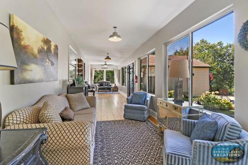 The Highland House - Heated Pool, Lake Elizabeth Dock & Sleeps 23! Perfect for families and groups in Twin Lakes, USA