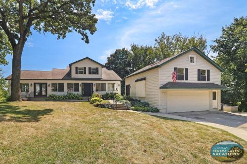 The Highland House - Heated Pool, Lake Elizabeth Dock & Sleeps 23! Perfect for families and groups in Twin Lakes, USA