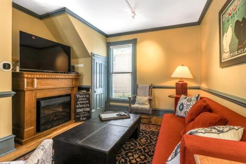 Sheldon House - Historic Lake Geneva Home - Garden Patio - Walkable to all LG has to Offer - Parking in Lake Geneva, USA