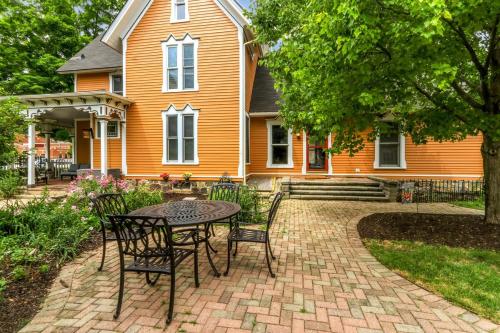 Sheldon House - Historic Lake Geneva Home - Garden Patio - Walkable to all LG has to Offer - Parking in Lake Geneva, USA