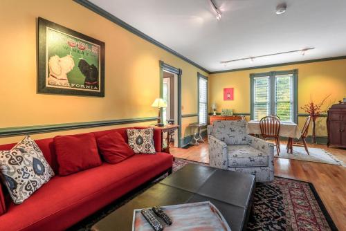 Sheldon House - Historic Lake Geneva Home - Garden Patio - Walkable to all LG has to Offer - Parking in Lake Geneva, USA