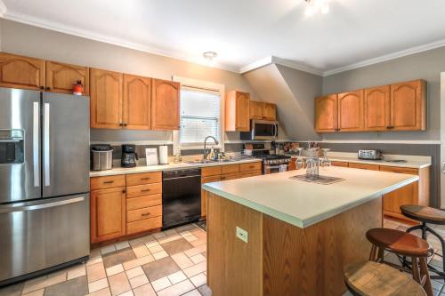 Sheldon House - Historic Lake Geneva Home - Garden Patio - Walkable to all LG has to Offer - Parking in Lake Geneva, USA