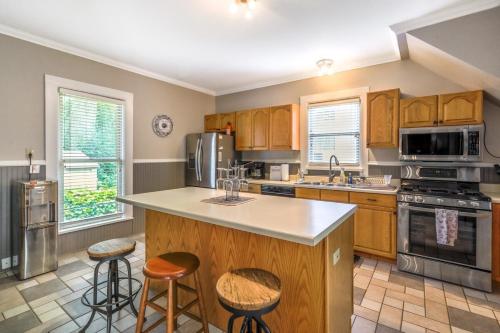 Sheldon House - Historic Lake Geneva Home - Garden Patio - Walkable to all LG has to Offer - Parking in Lake Geneva, USA