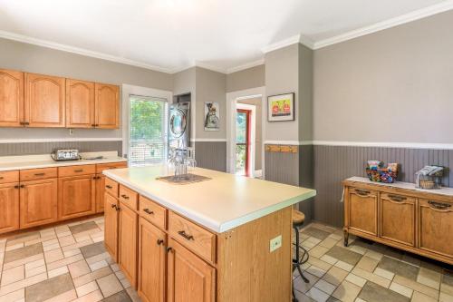 Sheldon House - Historic Lake Geneva Home - Garden Patio - Walkable to all LG has to Offer - Parking in Lake Geneva, USA