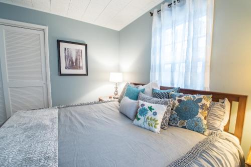 Broad Street Suites 2 & 3 - Parking for 5 Vehicles - Downtown - Walkable - 1 Block to Horticultural Hall in Lake Geneva, USA