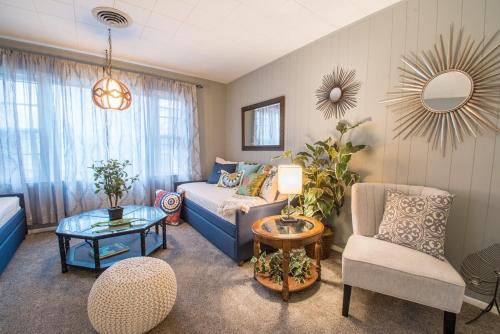 Broad Street Suites 2 & 3 - Parking for 5 Vehicles - Downtown - Walkable - 1 Block to Horticultural Hall in Lake Geneva, USA
