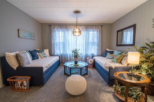 Broad Street Suites 2 & 3 - Parking for 5 Vehicles - Downtown - Walkable - 1 Block to Horticultural Hall in Lake Geneva, USA
