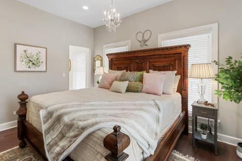 White House on Wisconsin-Entire Property - Renovated Colonial Revival - Horticultural Hall -Sleeps 20 in Lake Geneva, USA