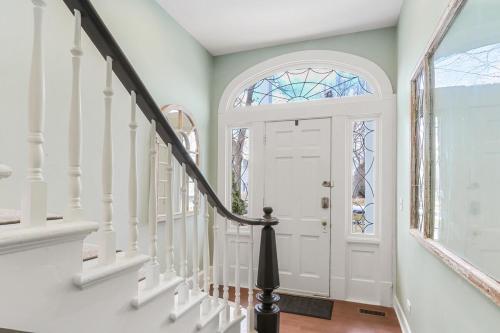 White House on Wisconsin-Entire Property - Renovated Colonial Revival - Horticultural Hall -Sleeps 20 in Lake Geneva, USA