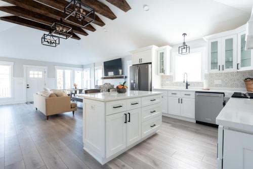 Brand New Williams Bay Stunner - High End Finishes - Dogs Ok in Lake Geneva, USA