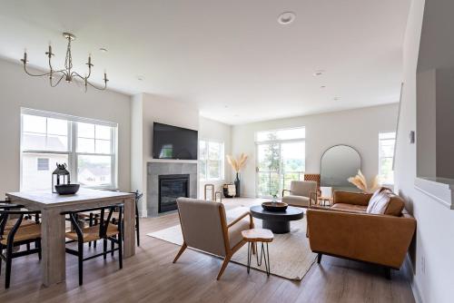 West End Escape -Screened-In Porch - Private Balconies - Lake View - Walking Distance to Public Beach in Lake Geneva, USA