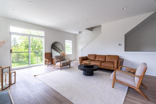 West End Escape -Screened-In Porch - Private Balconies - Lake View - Walking Distance to Public Beach in Lake Geneva, USA