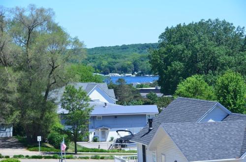 West End Escape -Screened-In Porch - Private Balconies - Lake View - Walking Distance to Public Beach in Lake Geneva, USA