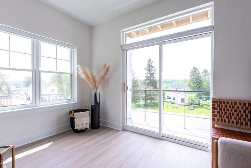 West End Escape -Screened-In Porch - Private Balconies - Lake View - Walking Distance to Public Beach in Lake Geneva, USA