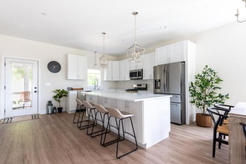 West End Escape -Screened-In Porch - Private Balconies - Lake View - Walking Distance to Public Beach in Lake Geneva, USA