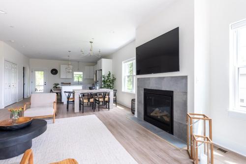 West End Escape -Screened-In Porch - Private Balconies - Lake View - Walking Distance to Public Beach in Lake Geneva, USA