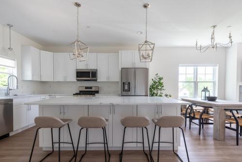 West End Escape -Screened-In Porch - Private Balconies - Lake View - Walking Distance to Public Beach in Lake Geneva, USA