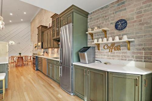 Luxurious Condo Experience - Lakeside Villa - Pool - Expansive Walk-Out Balcony - King Suite - Fireplace in Lake Geneva, USA