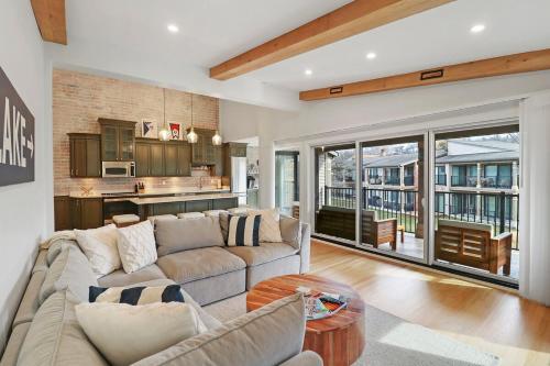 Luxurious Condo Experience - Lakeside Villa - Pool - Expansive Walk-Out Balcony - King Suite - Fireplace in Lake Geneva, USA