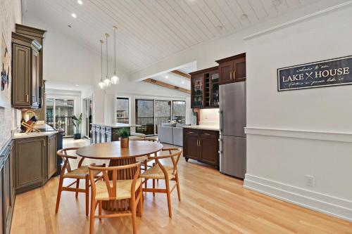Luxurious Condo Experience - Lakeside Villa - Pool - Expansive Walk-Out Balcony - King Suite - Fireplace in Lake Geneva, USA