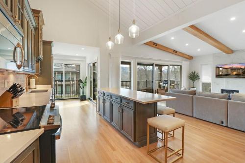Luxurious Condo Experience - Lakeside Villa - Pool - Expansive Walk-Out Balcony - King Suite - Fireplace in Lake Geneva, USA